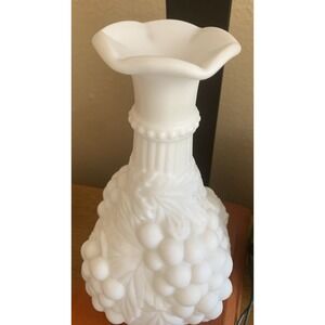 Vintage milk glass vase‎ grapes westmoreland